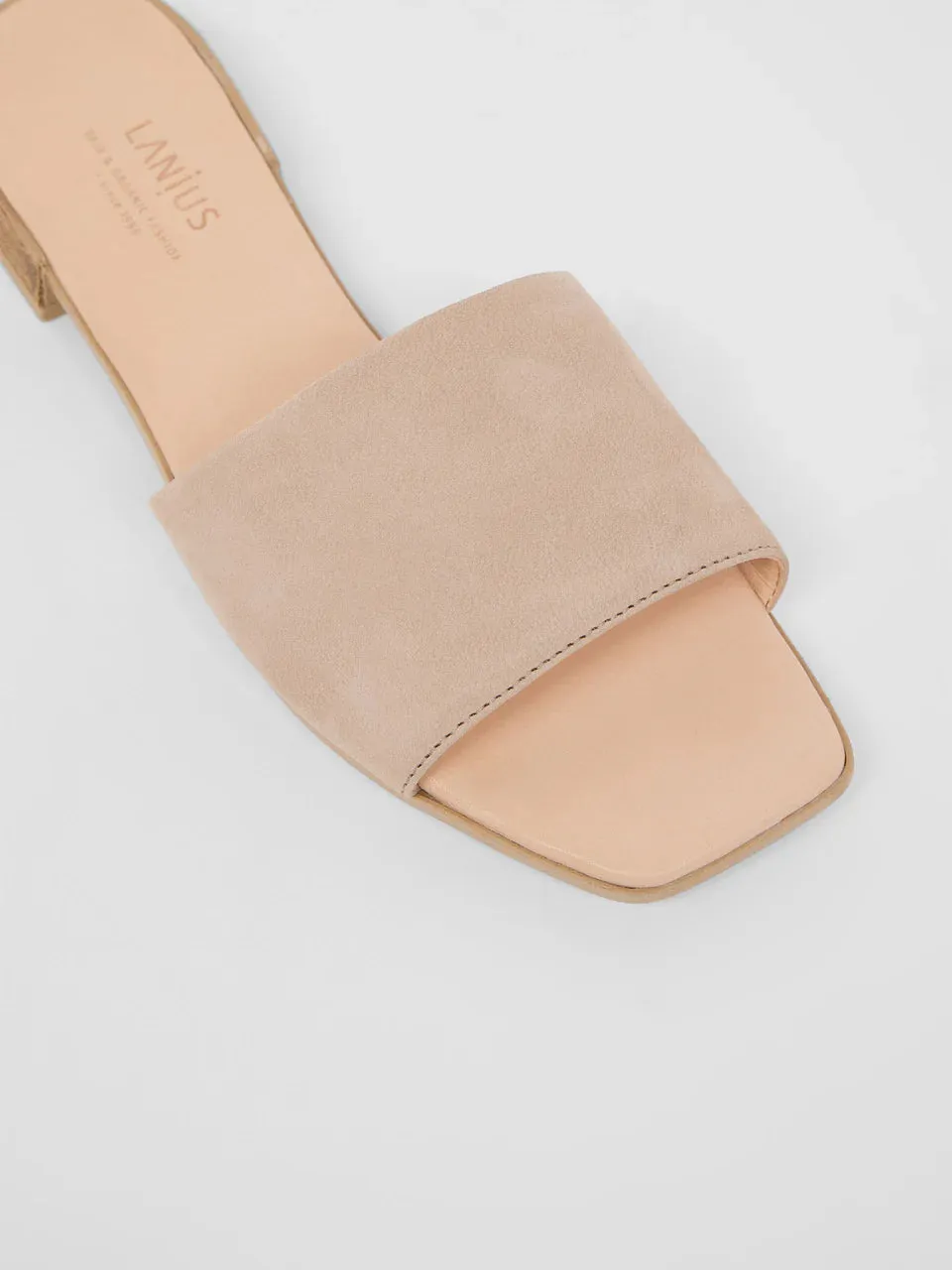 carré mules in sand
