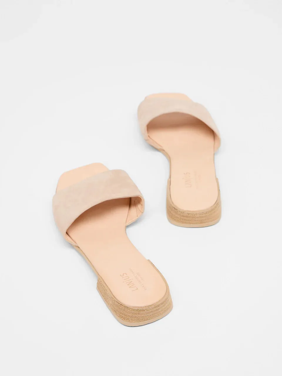 carré mules in sand
