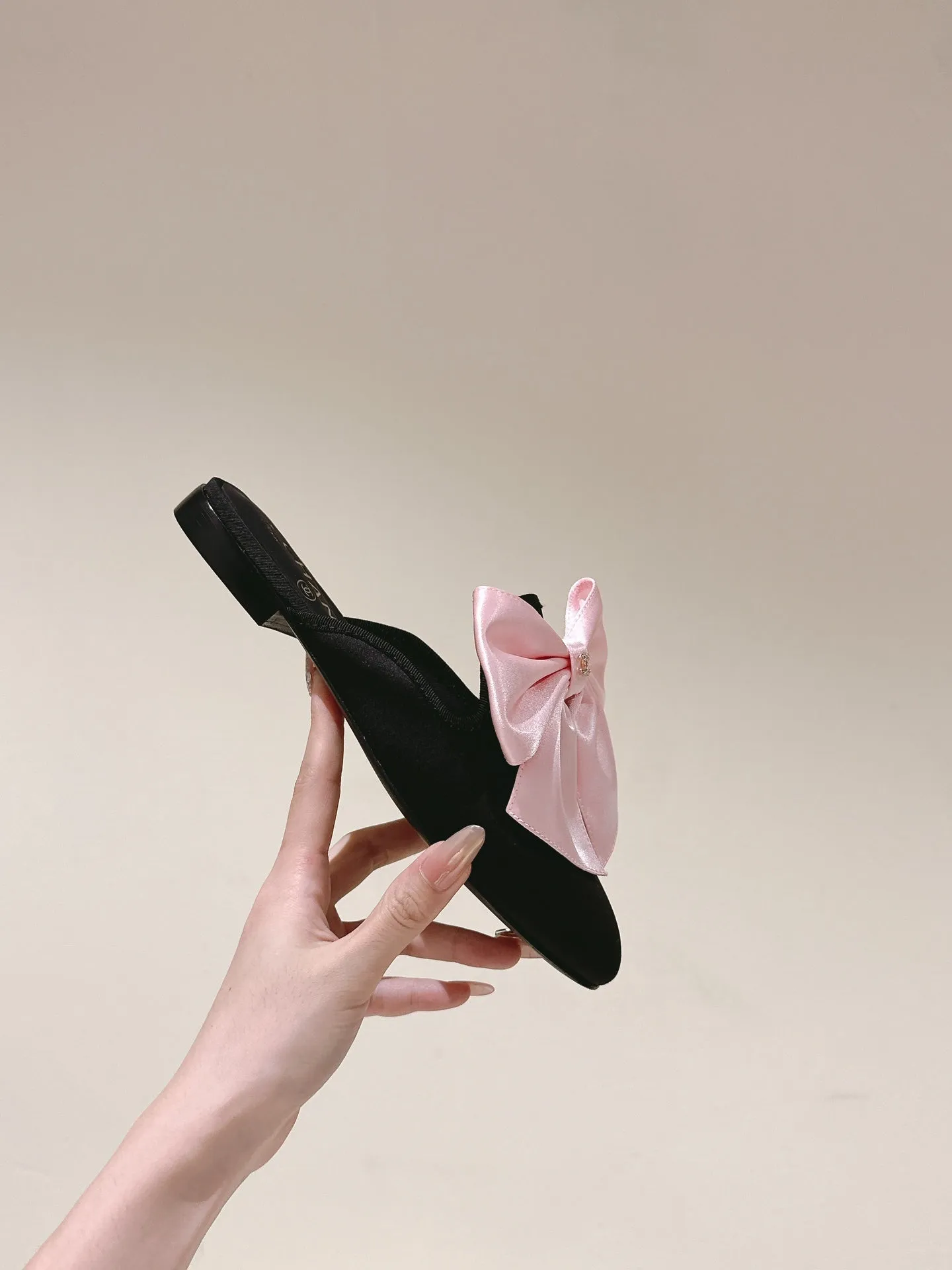 CC MULE WITH SILK LIGHT PINK BOW AND BLACK LAMBSKIN