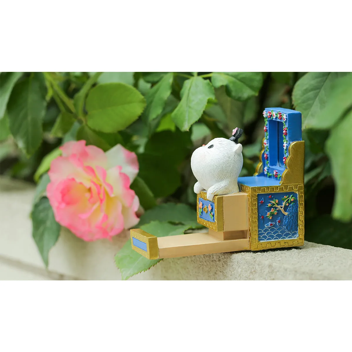 Forbidden City Royal Cat Sitting in Lacquered Dresser Smartphone Stand