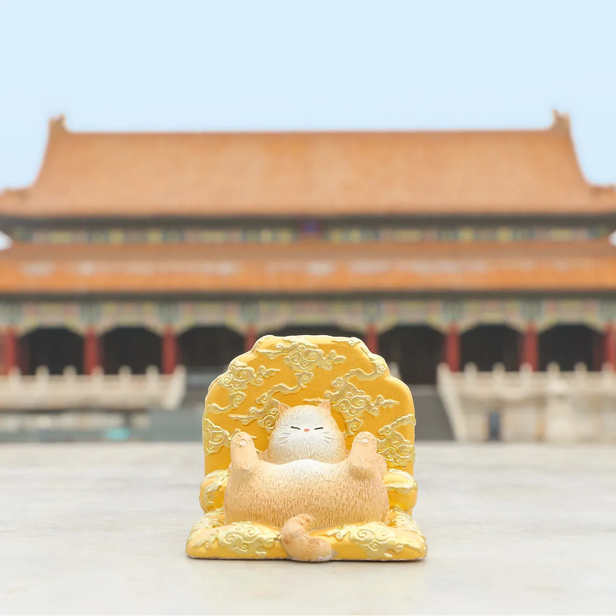 Forbidden City Royal Cat Sitting on Dragon Throne Smartphone Stand