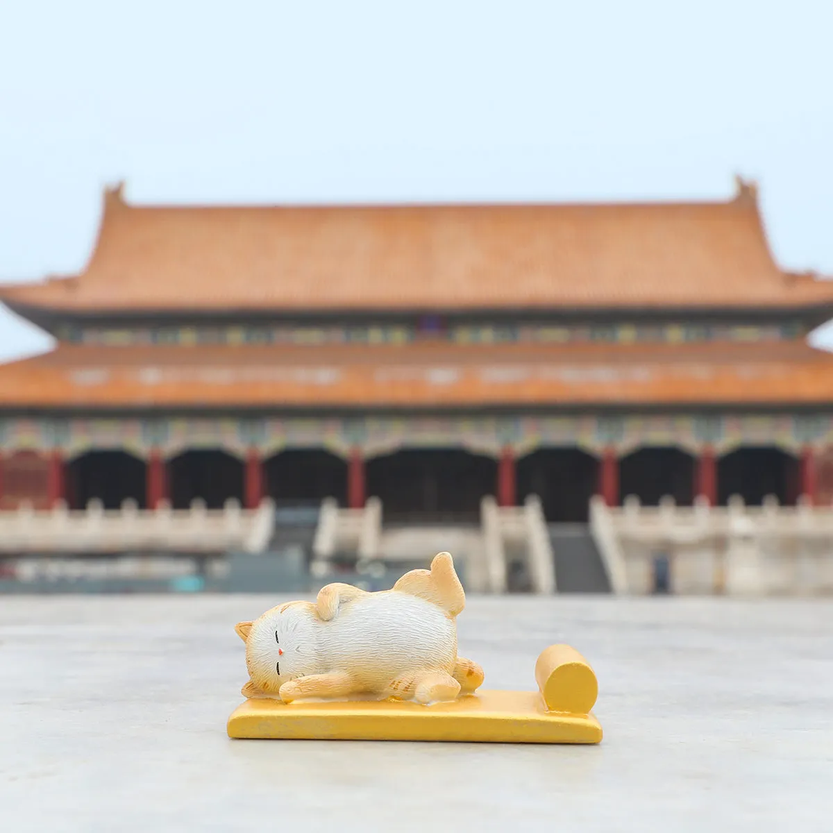 Forbidden City Royal Cat Sleeping in Imperial Bed Smartphone Stand