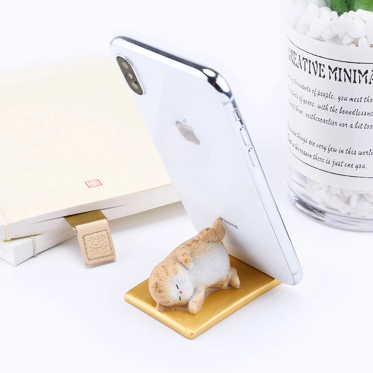 Forbidden City Royal Cat Sleeping in Imperial Bed Smartphone Stand