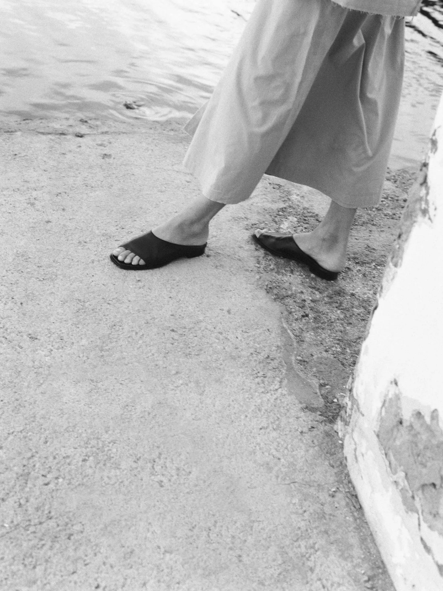 ojih slipper in black