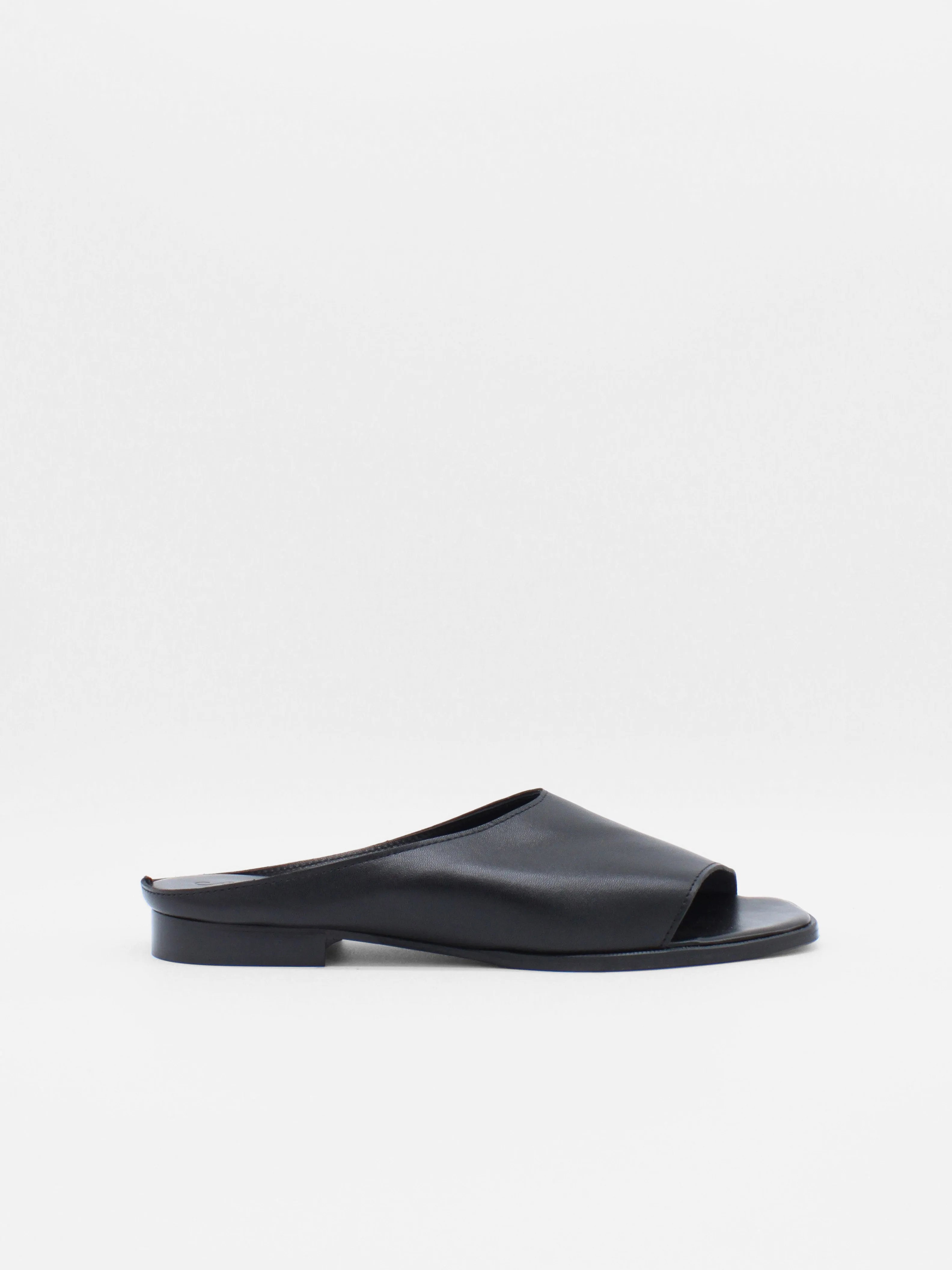 ojih slipper in black